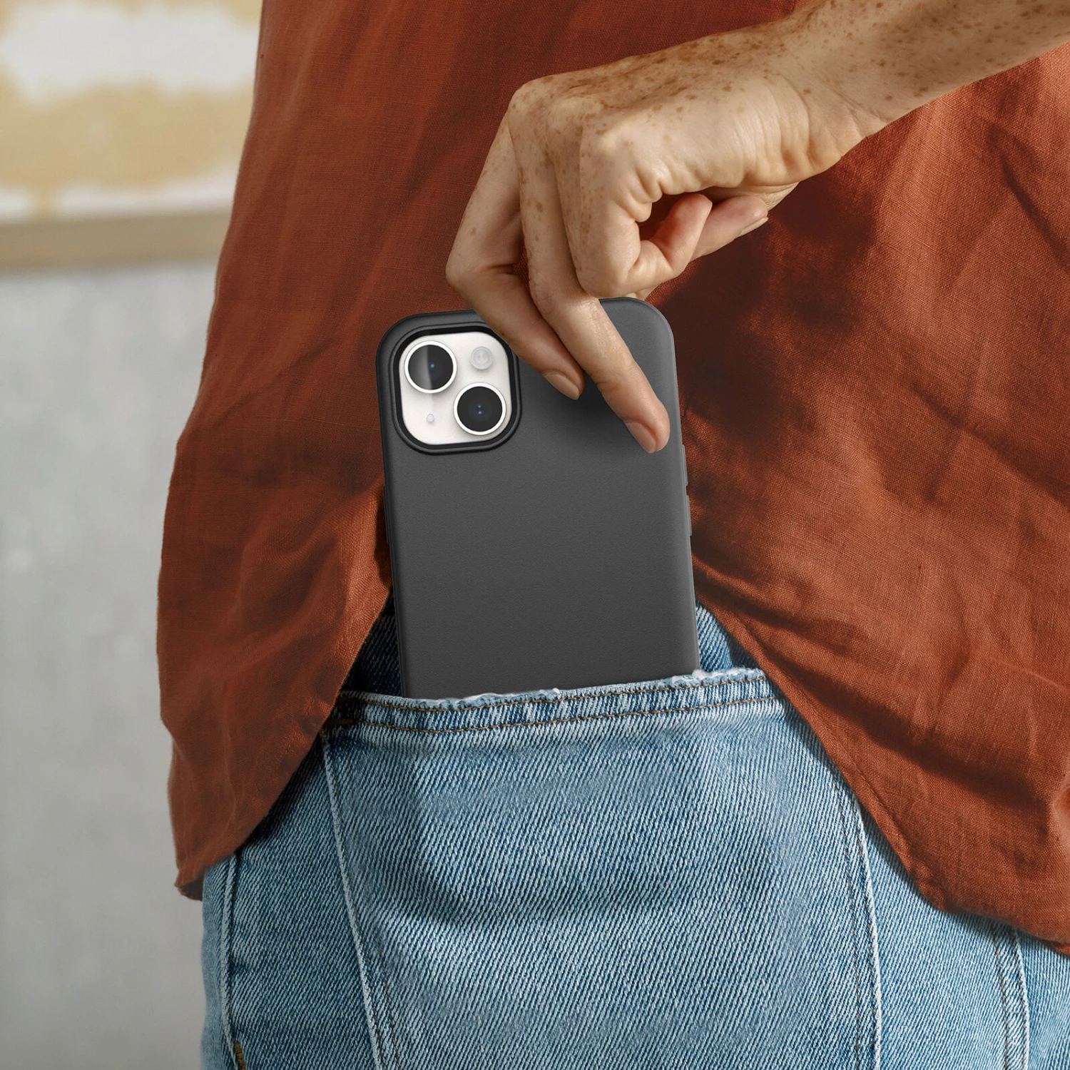 Coque IPhone 14 Plus Symmetry Series Black 4 Coque IPhone 14 Plus Symmetry Series Black – Image 2