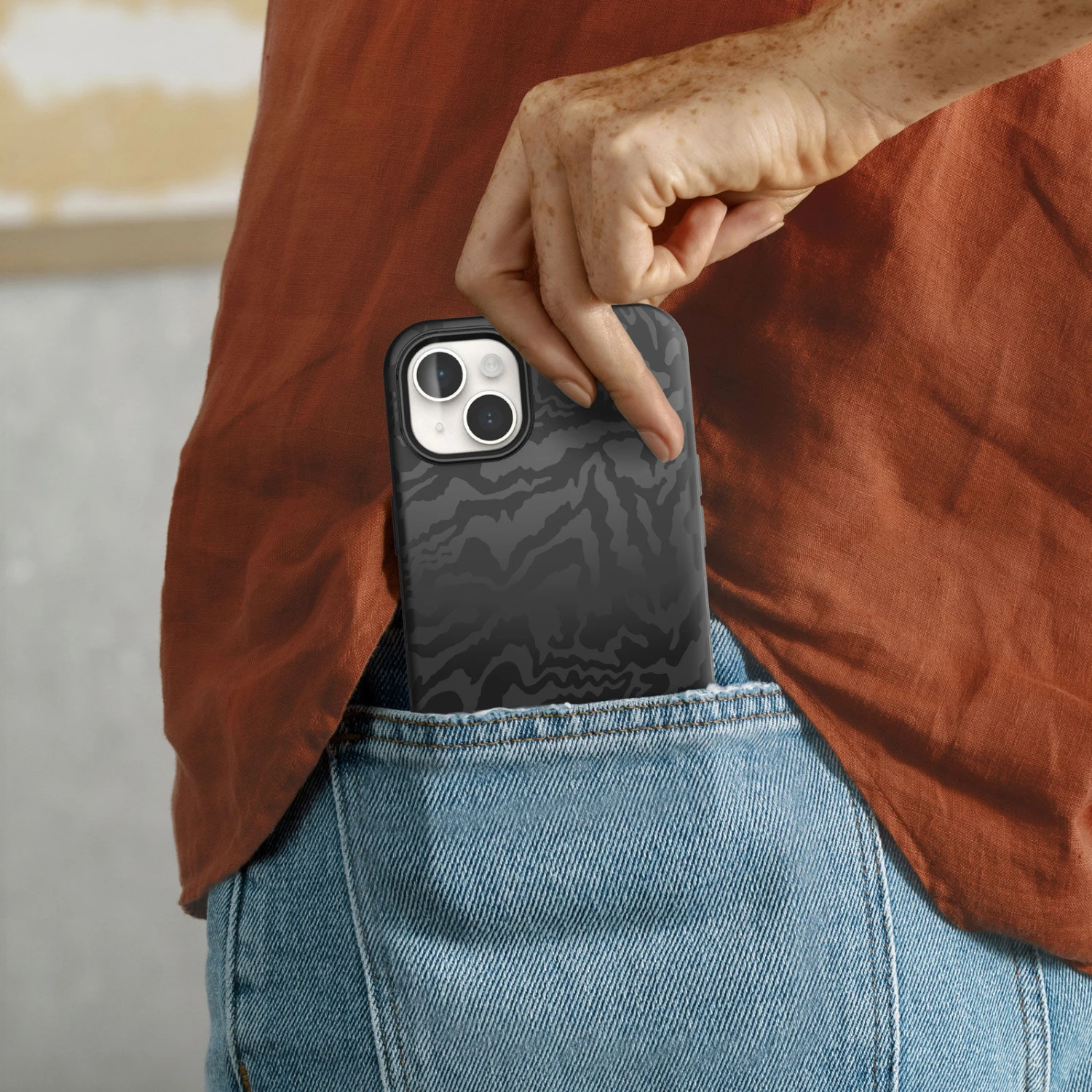 Coque IPhone 14 Plus Symmetry Series Avec MagSafe Rebel (Black) 5 Coque IPhone 14 Plus Symmetry Series Avec MagSafe Rebel (Black) – Image 3