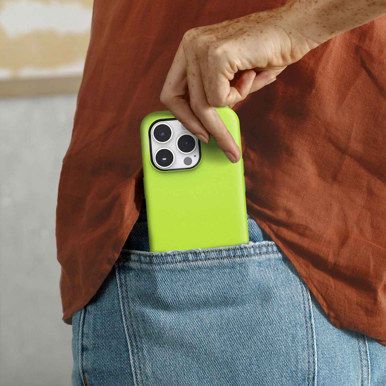 Coque IPhone 14 Pro Symmetry Series Avec MagSafe Lime All Yours (Green) 5 Coque IPhone 14 Pro Symmetry Series Avec MagSafe Lime All Yours (Green) – Image 3